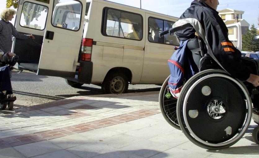 Personnes en fauteuil roulant sortant d'un véhicule adapté